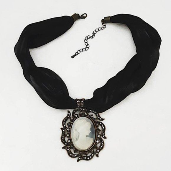 BLACK Satin Cameo Crystal Brass Pendant-Necklace - Picture 5 of 9